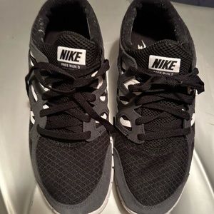 Women’s 12 Nike Free Runs 2 sneakers